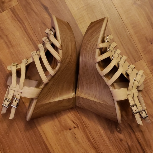 Gianni Bini Size 8 Camel Strappy Platform Sandals - Picture 2 of 4